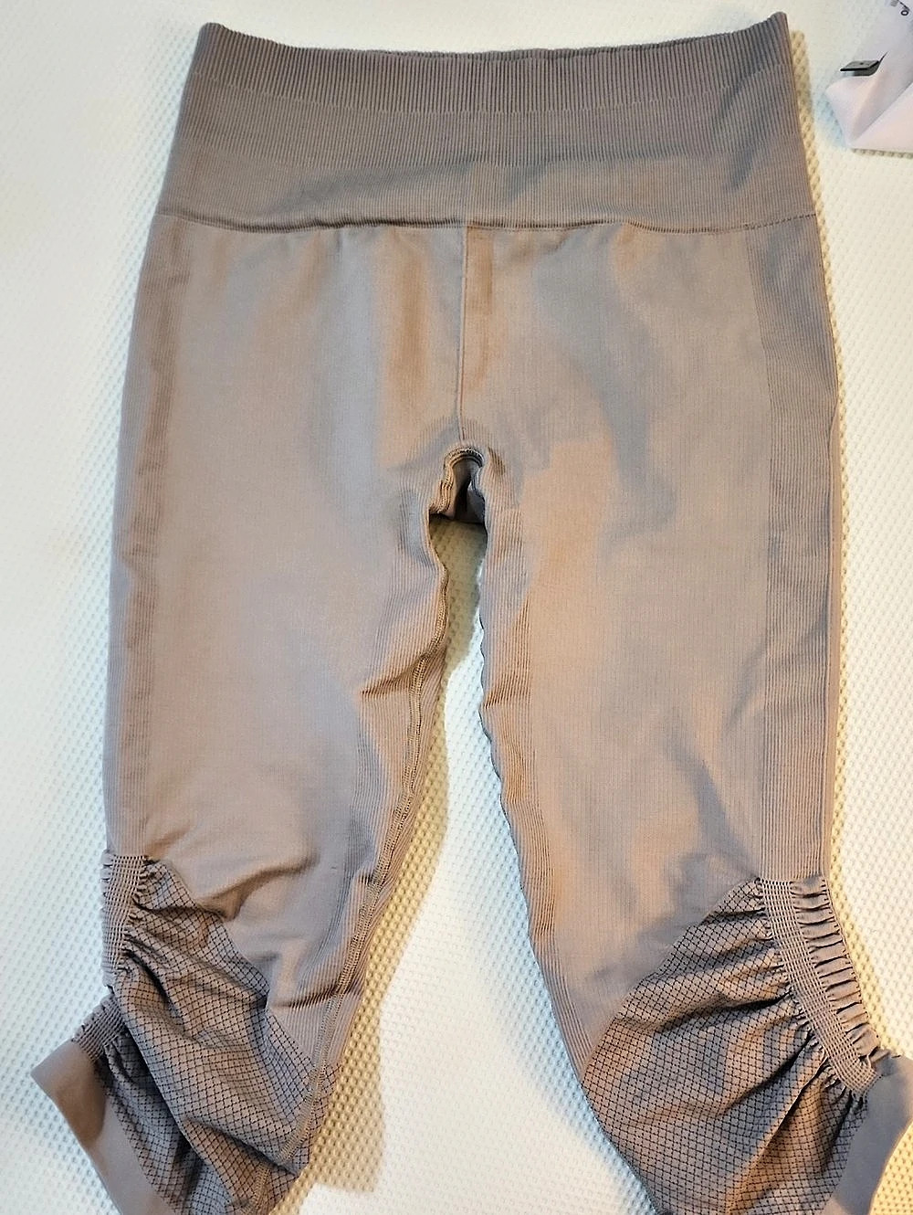 Lululemon Ebb and Flow Size 8 Capri Grey